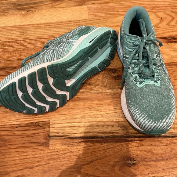 ASICS GT- 2000 10 2a Running Shoes
- worn once - Picture 3 of 6